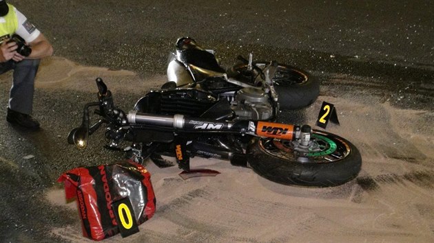 Po stetu motorky s autem skonil idi motocyklu se spolujezdkyn v nemocnici (4.8.2015).