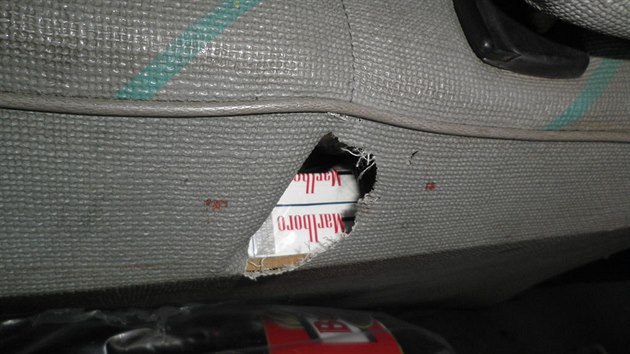 Dmyslnou skr cigaret v aut paerk odhalili stedoet celnci.