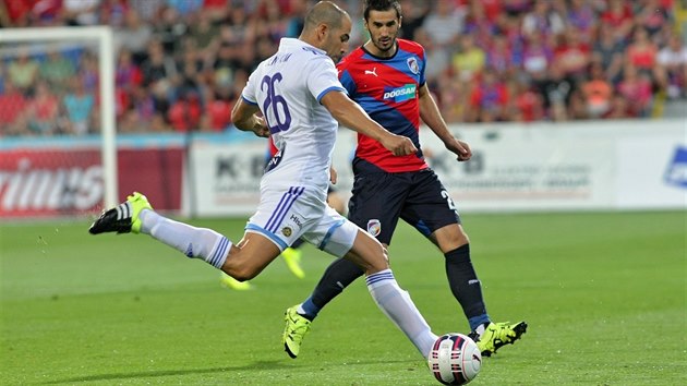 DLOUH NKOP DOPEDU. Tal Ben Haim, obrnce Maccabi Tel Aviv, napahuje k dlouhmu pasu.