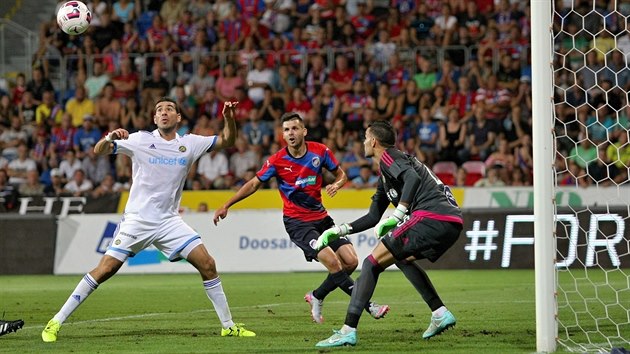 NPOR V ZVRU. Plzet fotbalist centrovali ped branku, ale obrana Maccabi odolala. Gl nedostala, naopak izraelsk tm dvakrt udeil a odv si postup do play-off Ligy mistr.