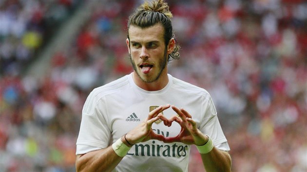 tonk Gareth Bale z Realu Madrid se raduje ze vstelenho glu. Srdce z prst tvo tradin.