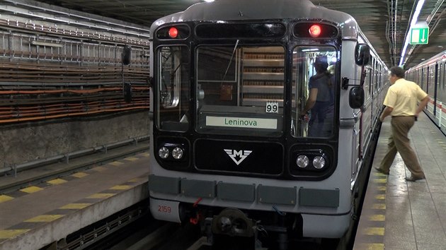 Historická souprava metra 81-71, v dopraváckém slangu zvaná „černá huba“