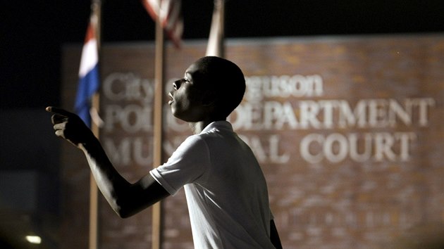 V americkm Fergusonu si lid pipomnli smrt Michaela Browna, kterho zastelil policista. (7.8.2015)