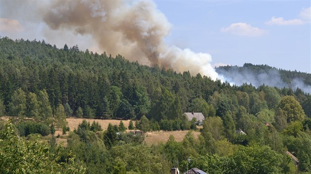 Rozshl por lesa u Dobva na Rokycansku likviduj hasii z Plzeskho a Stedoeskho kraje, pomh jim i vrtulnk s vodnm vakem. (7. srpna 2015)