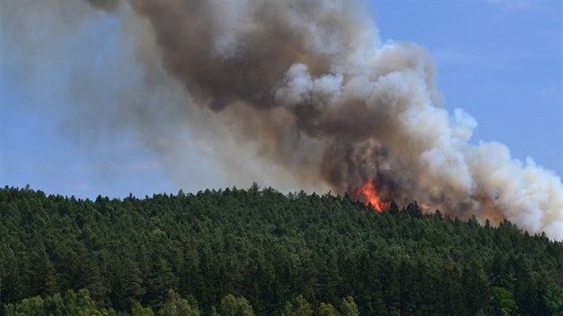 Rozshl por lesa u Dobva na Rokycansku likviduj hasii z Plzeskho a Stedoeskho kraje, pomh jim i vrtulnk s vodnm vakem. (7. srpna 2015)