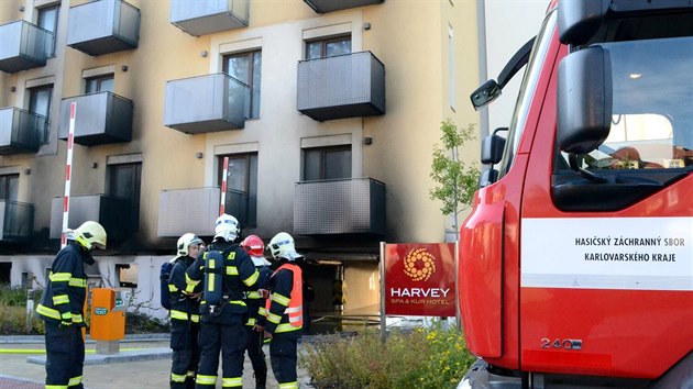 Por frantikolzeskho hotelu Harvey. Ohe v podzemnch garch zniil nkolik aut. Hasii museli evakuovat 30 host.