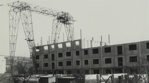 Vstavba panelovho domu typu G 40 v letech 1953 a 1954 ve Zln.