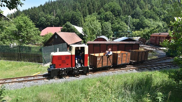 Mont kolej, opravy lokomotiv i vagon zvldaj nadenci sami. Vkendov brigdy maj i tikrt do msce.