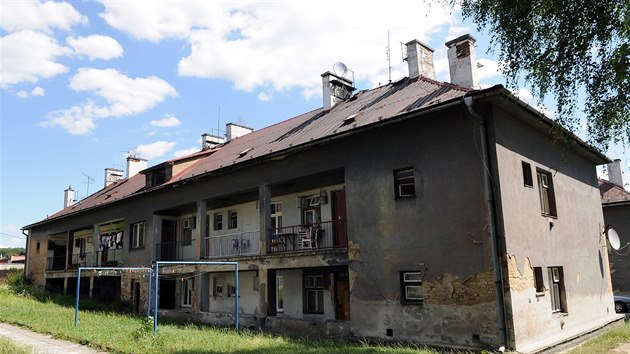 Nkter z dom se nachzej i v sociln vylouench lokalitch. Spolu s obcemi a neziskovmi organizacemi se je manaei RPG sna postupn opravovat a vyut pro sttem dotovan sociln bydlen. Na snmku je dm v ostravskch Radvanicch.