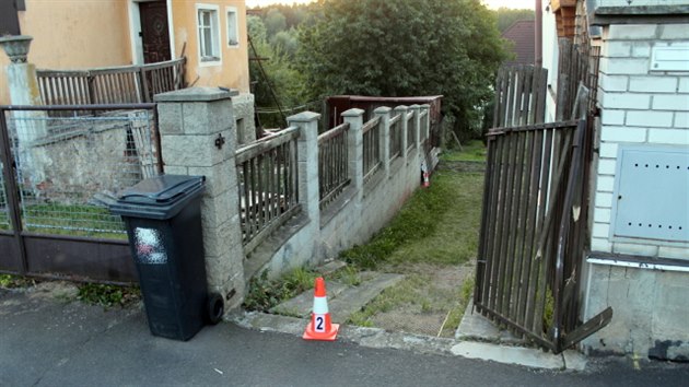 idika v Dalovicch nezajistila vozidlo, to se rozjelo a vjelo do zahrady domu (6. srpna 2015).
