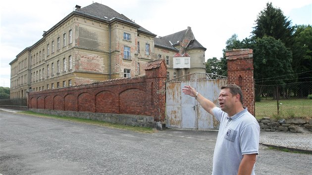 Starosta Vidnavy Rostislav Kaora ped nkdejm knskm seminem, kter u dve poskytl azyl kosovskm Albncm. Nyn se o nm zaalo mluvit jako o monm ubytovn pro uprchlky.