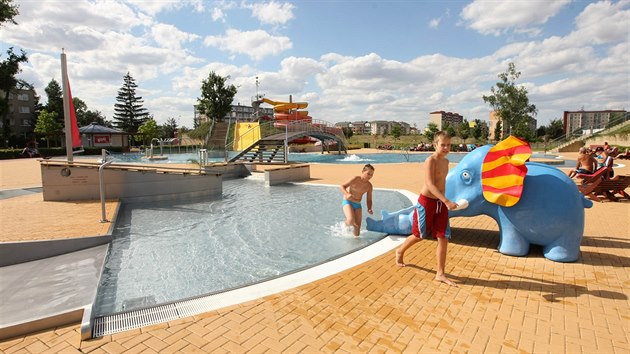 Pohled na bazn a atrakce venkovnho akvaparku v Prostjov.