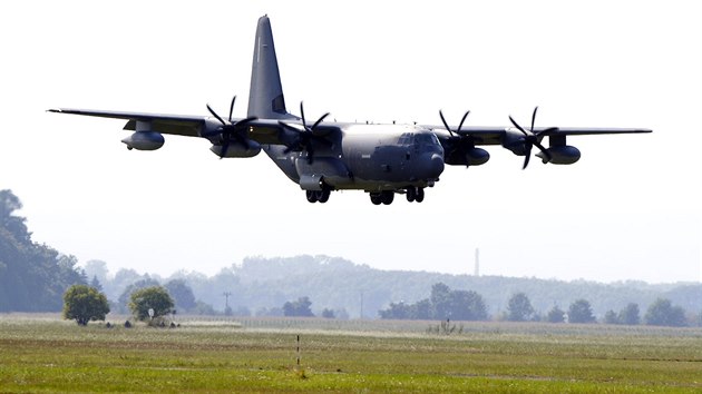 Americk letoun pro speciln operace MC-130J Commando II. odvozen od legendrnho stroje C-130 Hercules pistv v rmci cvien Eagle 2015 na letiti v Perov-Bochoi.