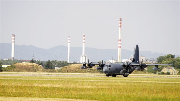 Americký letoun pro speciální operace MC-130J Commando II. odvozený od...