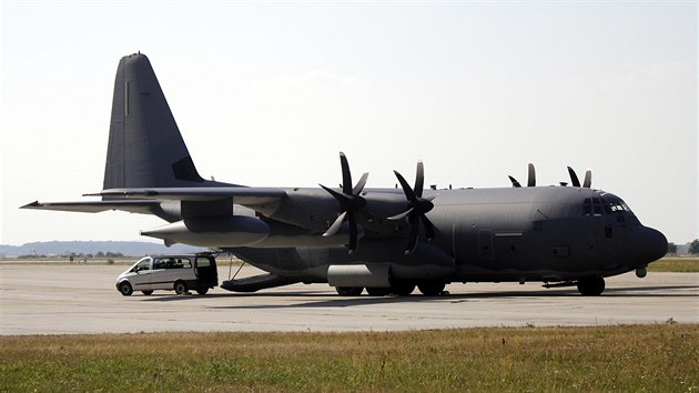 Americk letoun pro speciln operace MC-130J Commando II. odvozen od legendrnho stroje C-130 Hercules pistl v rmci cvien Eagle 2015 na letiti v Perov-Bochoi.