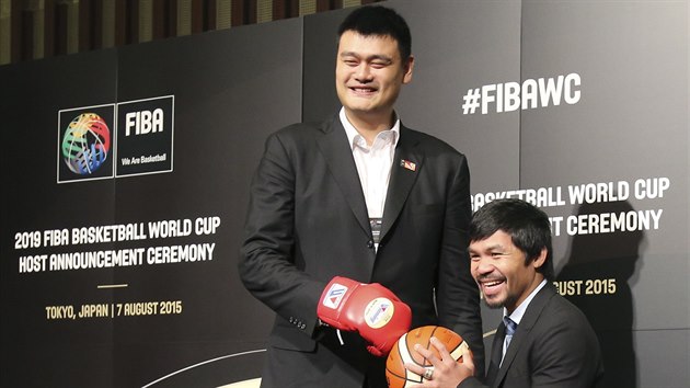 JAO PETLAIL PACMANA. Jao Ming (vlevo) byl ambasadorem nsk kandidatury na mistrovstv svta basketbalist 2019, boxer Manny Pacquiao t filipnsk. Uspl nsk obr.