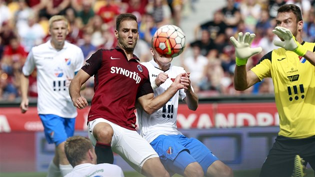 Momentka z utkn Sparta vs. Ostrava, k mi se probj tonk Sparty Marco Paixao (v rudm), ve sleduje glman Ji Pavlenka (ve lutm).