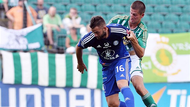 Vclav Vaek z Olomouce (vlevo) se dere za mem, zastavit ho chce Michal md z Bohemians.