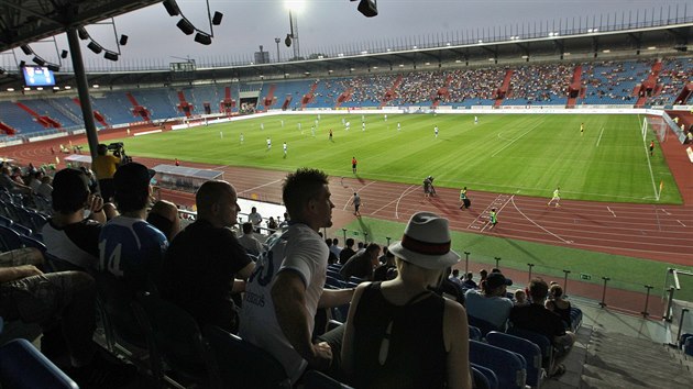 NOV DOMOV BANKU. Pohled na stadion ve Vtkovicch, jen host i slavn atletick mtink Zlat tretra