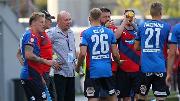 OBERSTVEN. Kou Plzn Miroslav Koubek (v koili) vyuil nucen pauzy kvli tropickm teplotm a udlil svm svencm cenn rady v zpase se Slovckem.