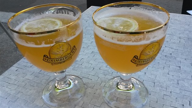 Francouzsk verze toenho peninho piva v tvrtlitrovch sklenicch s pltkem citronu.