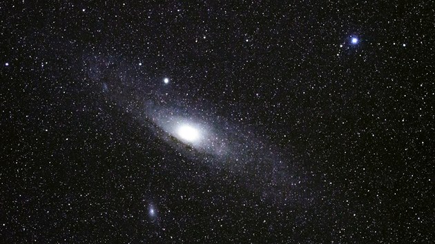 LETN JZDA: Galaxie M31 v Andromed, spolu s M110 (dole). "Hvzda" nalevo nahoe od jdra je ve skutenosti dal galaxie M32.