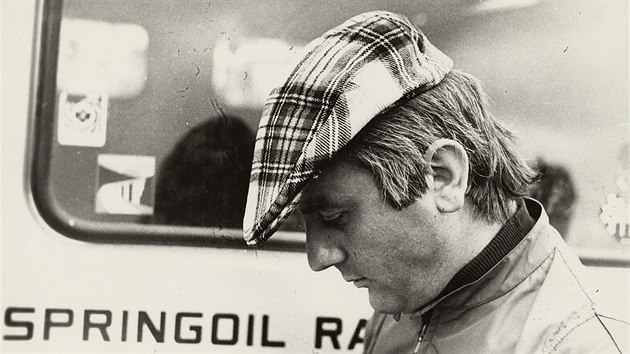 Smola Grand Prix 1970 Silvio Grasetti. Ital se cel zvodn vkend vyhbal novinm, kte se snaili zjistit cokoliv o budoucnosti jeho angam u Jawy.