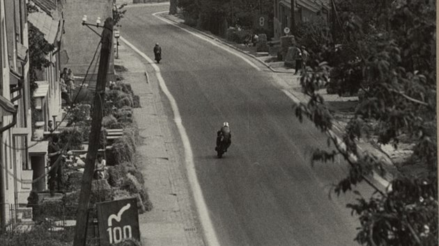 V roce 1974 se naposledy zvodilo v kohoutovickch serpentinch. V t dob se u vude kolem trati stavlo kohoutovick sdlit. V pozad je vidt nejstar blok panelovch dom v Kohoutovicch na Vahalov ulici. Byl dokonen v roce 1973.