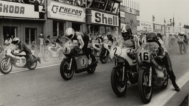 Giacomo Agostini se startovnm slem 2 se hned na startu ptistovek poukal se svm tmovm kolegou na Yamaze, Francouzem Patrickem Ponsem. Vlevo od nich na motorku dosed Bonera, s osmnctkou je v pozad panl Palomo.