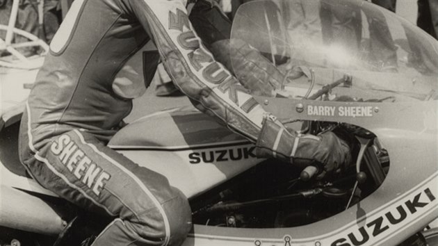 Barry Sheene na Suzuki patil kfavoritm na stupn vtz vpllitrech. Jene nedojel, stejn jako ada dalch jezdc. Na startu jich bylo 28, dojelo jedenct.