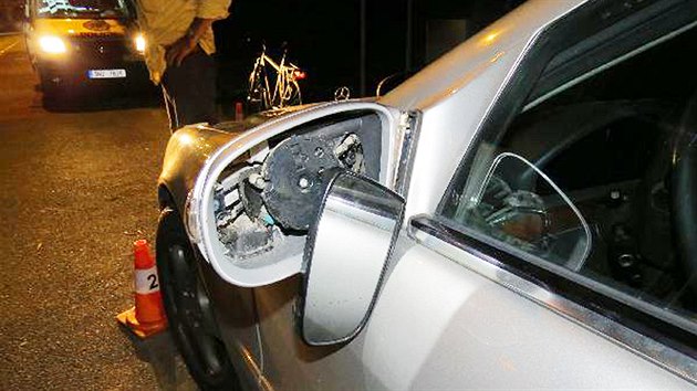 Opil cyklista pokodil zaparkovan auto v Chlumci nad Cidlinou (4.8.2015).