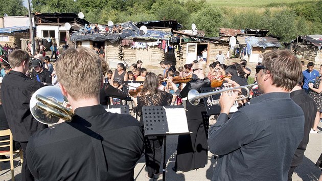 Z nvtvy esk filharmonie v romskch osadch na Slovensku