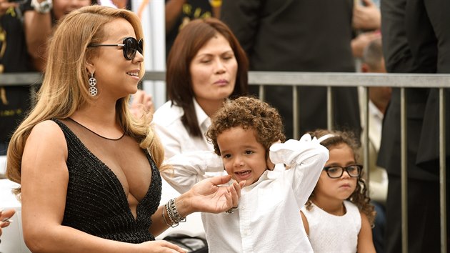 Mariah Carey a jej dvojata Moroccan a Monroe (Los Angeles, 5. srpna 2015)
