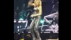 Jeden z fanoušků se na koncertě pokusil chytit Taylor Swift Jeden z fanoušků se na koncertě pokusil chytit Taylor Swift