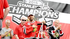 Vítz s berlemi. Takhle Michal Rozsíval slavil s fanouky letoní Stanley Cup....