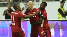 Arjen Robben z Bayernu slaví gól bhem superpoháru proti Wolfsburgu.