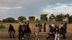 Dalších 1700 běženců se v noci na pondělí pokusilo proniknout do Británie... Dalších 1700 běženců se v noci na pondělí pokusilo proniknout do Británie...