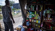 V uprchlickém táboe v Calais fungují i slun zásobované obchody.