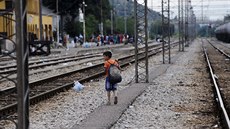 Na svou cestu do Evropy ekají migranti podél elezniního nástupit v makedonské Gevgeliji.