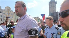 Policisté odvádějí Mariana Magáta po jeho proslovu kvůli podezření z trestného... Policisté odvádějí Mariana Magáta po jeho proslovu kvůli podezření z trestného...