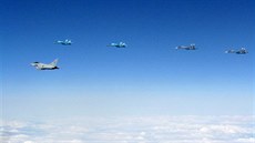 Ruské stíhací bombardéry Suchoj Su-34 nad Baltem v doprovodu britských...