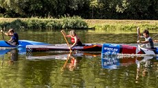 Závodní eskadra pardubické TJ Synthesia . Zleva Matěj Ruffer, Radka Valiková,... Závodní eskadra pardubické TJ Synthesia . Zleva Matěj Ruffer, Radka Valiková,...