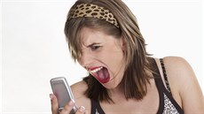 Lidé kvůli vybitému mobilu dělají šílené věci Lidé kvůli vybitému mobilu dělají šílené věci