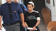 Justiční stráž přivádí obžalovaného Hung Long Nguyena do soudní síně. (5. srpna... Justiční stráž přivádí obžalovaného Hung Long Nguyena do soudní síně. (5. srpna...