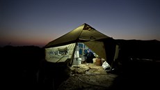 Syrská uprchlice ve stanu na pedmstí jordánského msta Mafrak eká, a se...