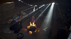 Syrtí uprchlíci vaí ve svém stanu v neoficiálním táboiti na pedmstí...
