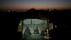 Syrská rodina v neoficiálním stanovém táboiti na pedmstí jordánského msta...