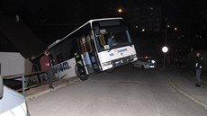 Autobus se ve Vtní rozjel a narazil do domu.