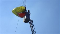 Hasiči sundávali na okraji Třince z drátu vysokého napětí mladou paraglidistku. Hasiči sundávali na okraji Třince z drátu vysokého napětí mladou paraglidistku.