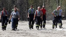 Hasii likviduj zbytky rozsáhlého poáru u obce Dobív na Rokycansku (8. srpna...